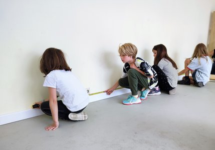 Bild von der Bauwoche: Kinder vermessen die Wand.